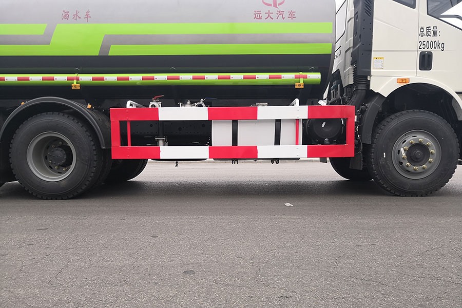 16方灑水車YYD5252GSSCA6(右防護(hù))